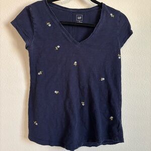 XS blue gap t shirt with flowers